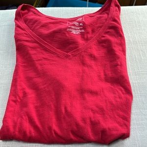 Red v neck tshirt, short sleeved